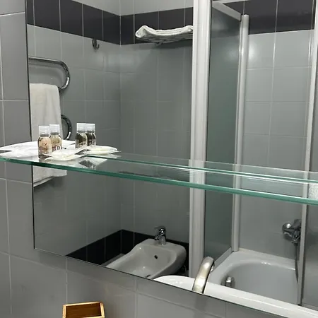 格瑞瑟达酒店 3* 萨卢佐